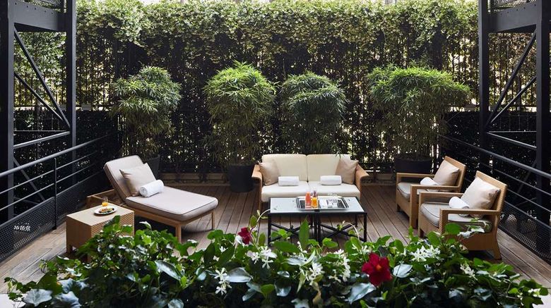 <b>Shangri-La Hotel, Paris Pool</b>. Images powered by <a href="https://iceportal.shijigroup.com/" title="IcePortal" target="_blank">IcePortal</a>.