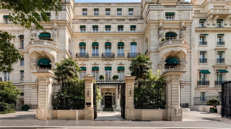 Shangri-La Hotel, Paris Exterior
