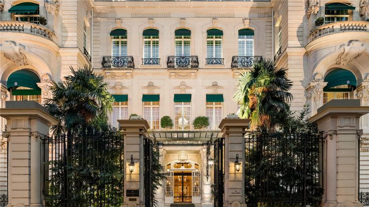 Shangri-La Hotel, Paris Exterior