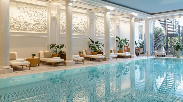 Shangri-La Hotel, Paris Pool