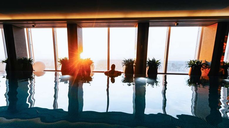 <b>Shangri-La The Shard, London Pool</b>. Images powered by <a href="https://iceportal.shijigroup.com/" title="IcePortal" target="_blank">IcePortal</a>.