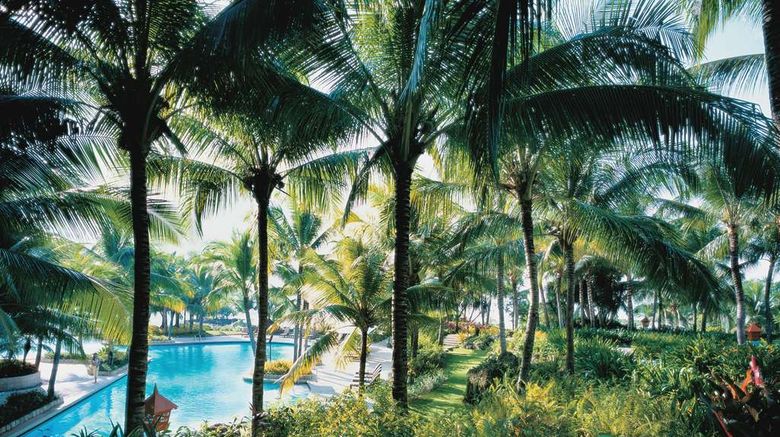 <b>Shangri-La's Mactan Island Resort Pool</b>. Images powered by <a href="https://iceportal.shijigroup.com/" title="IcePortal" target="_blank">IcePortal</a>.
