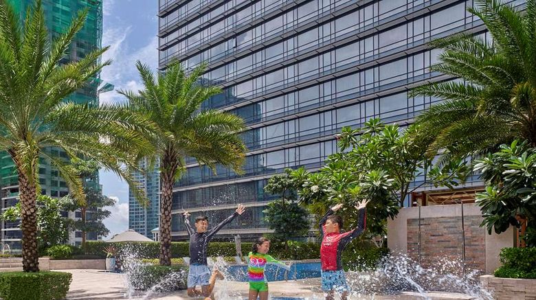 <b>Shangri-La at the Fort, Manila Pool</b>. Images powered by <a href="https://iceportal.shijigroup.com/" title="IcePortal" target="_blank">IcePortal</a>.
