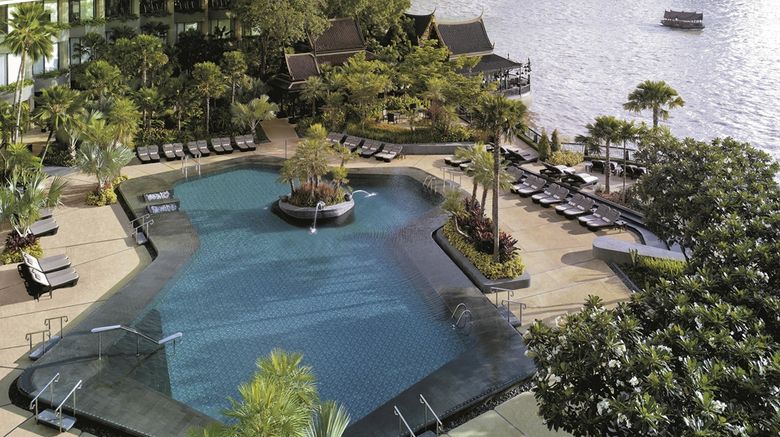 <b>Shangri-La Hotel Bangkok Pool</b>. Images powered by <a href="https://iceportal.shijigroup.com/" title="IcePortal" target="_blank">IcePortal</a>.