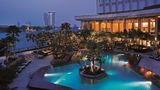 <b>Shangri-La Hotel Bangkok Pool</b>. Images powered by <a href="https://iceportal.shijigroup.com/" title="IcePortal" target="_blank">IcePortal</a>.