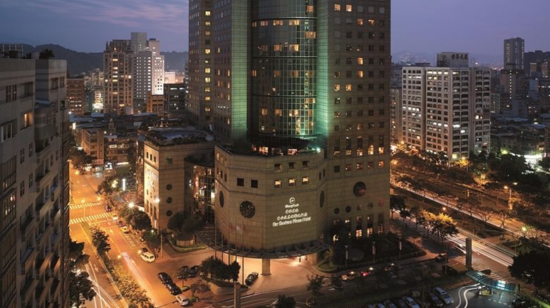<b>Shangri-La's Far Eastern Plaza Hotel Exterior</b>. Images powered by <a href="https://iceportal.shijigroup.com/" title="IcePortal" target="_blank">IcePortal</a>.