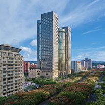 Shangri-La's Far Eastern Plaza Hotel