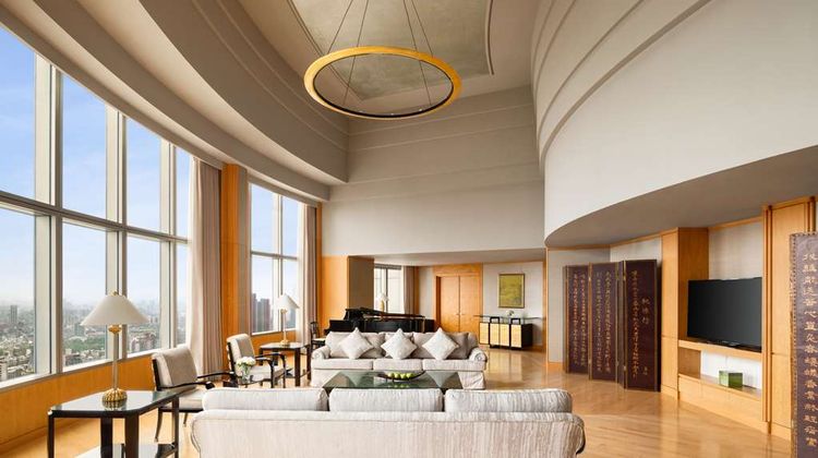Shangri-La's Far Eastern Plaza Hotel Suite
