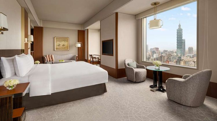 Shangri-La's Far Eastern Plaza Hotel Room