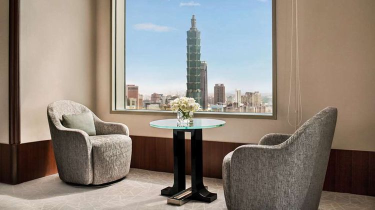 Shangri-La's Far Eastern Plaza Hotel Room
