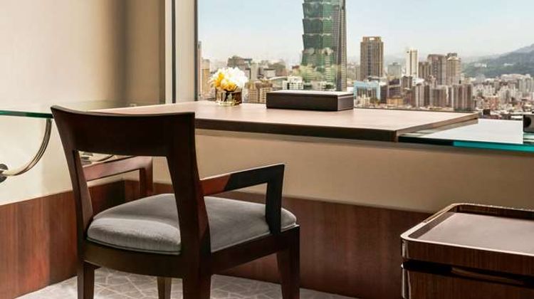 Shangri-La's Far Eastern Plaza Hotel Room