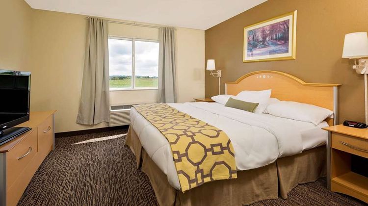 Baymont Inn & Suites Lawrenceburg Room