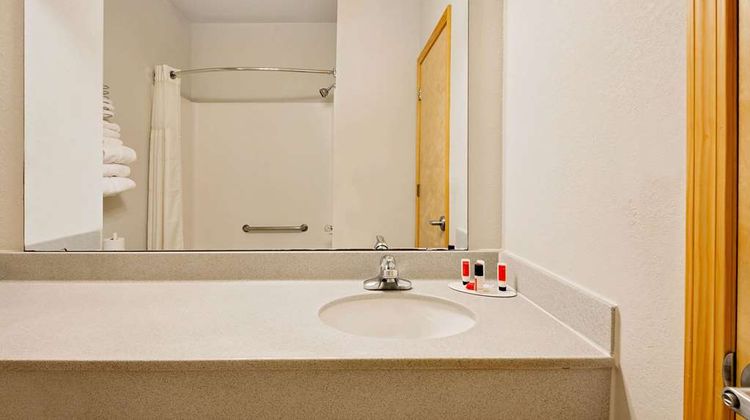 Baymont Inn & Suites Lawrenceburg Room