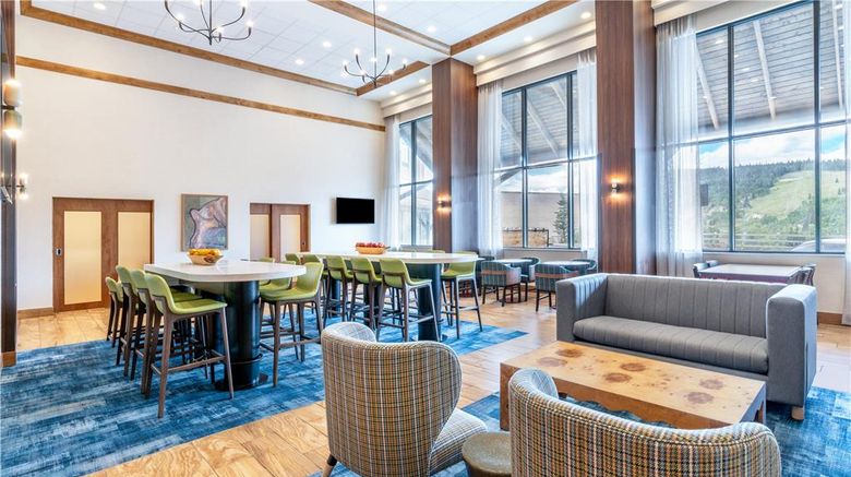 <b>Hampton Inn & Suites Silverthorne Lobby</b>. Images powered by <a href="https://iceportal.shijigroup.com/" title="IcePortal" target="_blank">IcePortal</a>.