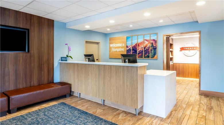 <b>Hampton Inn & Suites Silverthorne Lobby</b>. Images powered by <a href="https://iceportal.shijigroup.com/" title="IcePortal" target="_blank">IcePortal</a>.