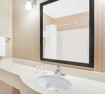 Baymont Inn & Suites Cartersville Room