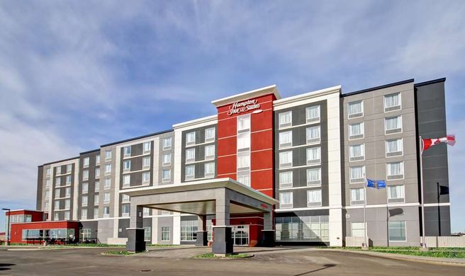 Hampton Inn & Suites Medicine Hat Exterior