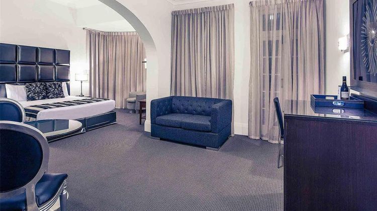 Mercure Monte Pio Hotel & Conference Ctr Room
