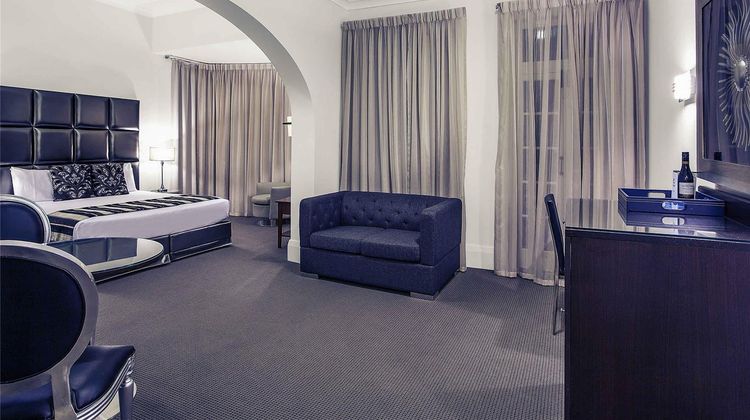 Mercure Monte Pio Hotel & Conference Ctr Room