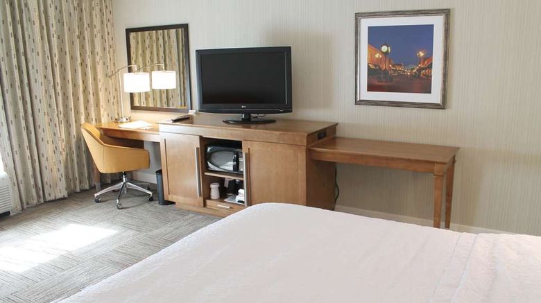 <b>Hampton Inn Cape Girardeau I-55 East Room</b>. Images powered by <a href="https://iceportal.shijigroup.com/" title="IcePortal" target="_blank">IcePortal</a>.