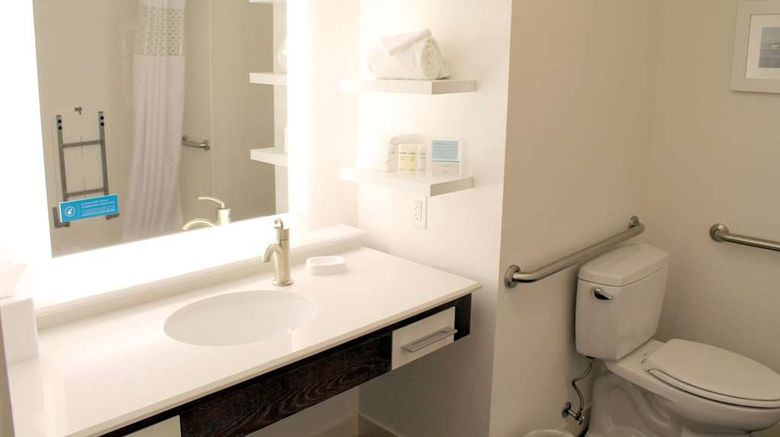 <b>Hampton Inn Cape Girardeau I-55 East Room</b>. Images powered by <a href="https://iceportal.shijigroup.com/" title="IcePortal" target="_blank">IcePortal</a>.