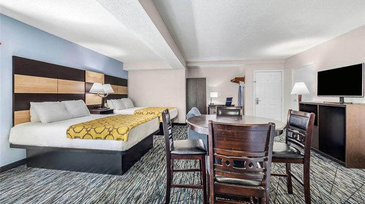 Baymont Inn & Suites Pigeon Forge Suite