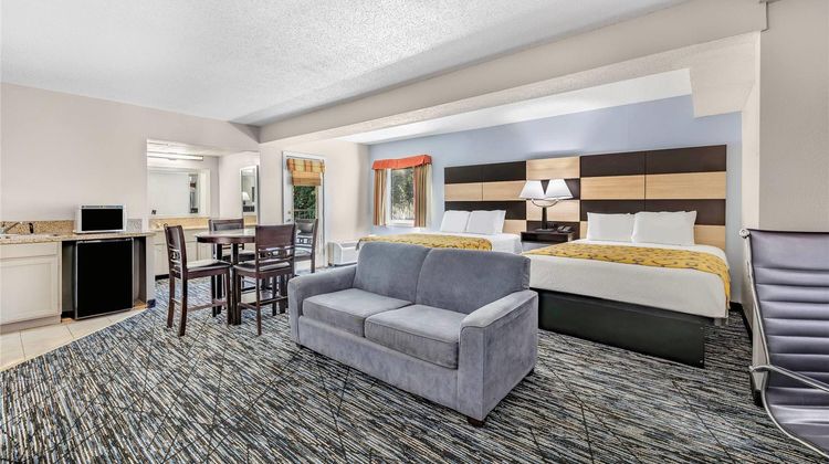 Baymont Inn & Suites Pigeon Forge Suite