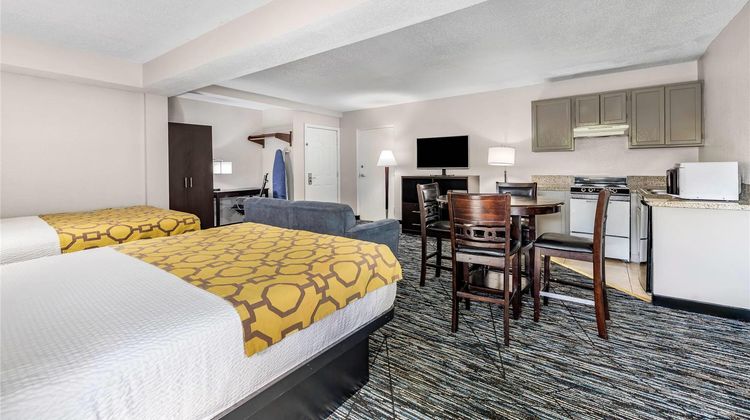 Baymont Inn & Suites Pigeon Forge Suite