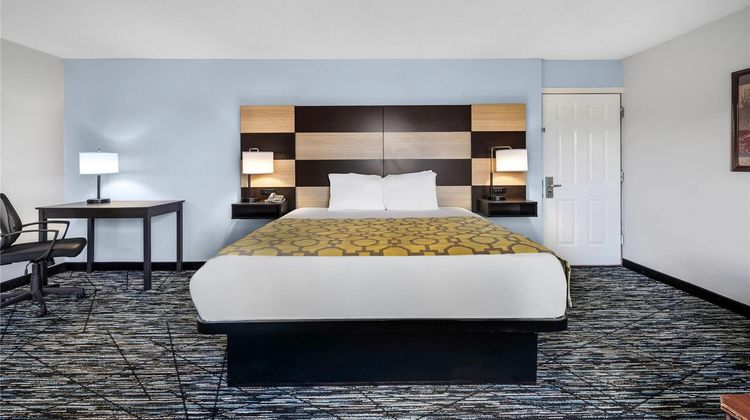 Baymont Inn & Suites Pigeon Forge Room