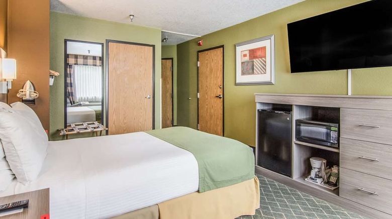 <b>Guesthouse Inn and Suites Poulsbo Room</b>. Images powered by <a href="https://iceportal.shijigroup.com/" title="IcePortal" target="_blank">IcePortal</a>.