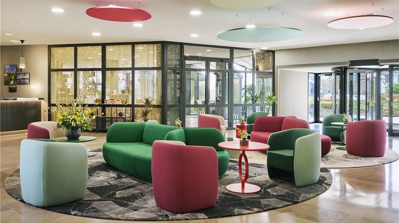 <b>NH Luxembourg Airport Lobby</b>. Images powered by <a href="https://iceportal.shijigroup.com/" title="IcePortal" target="_blank">IcePortal</a>.