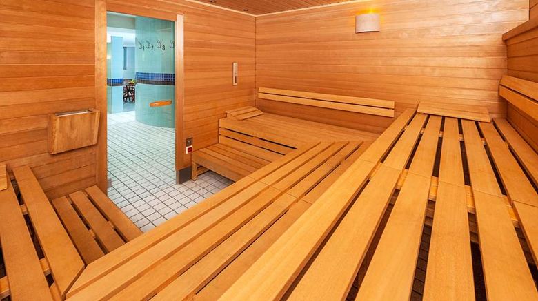 <b>NH Munchen Ost Conference Center Pool</b>. Images powered by <a href="https://iceportal.shijigroup.com/" title="IcePortal" target="_blank">IcePortal</a>.