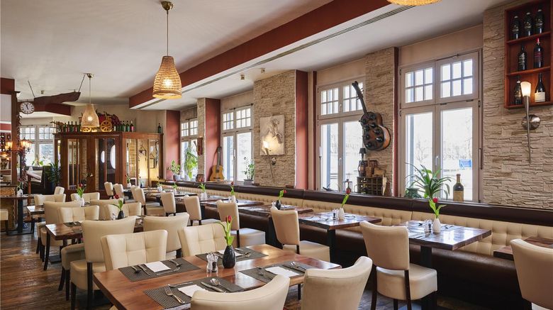 <b>NH Berlin City Ost Restaurant</b>. Images powered by <a href="https://iceportal.shijigroup.com/" title="IcePortal" target="_blank">IcePortal</a>.