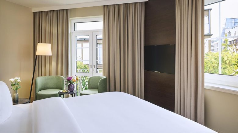 <b>NH Duesseldorf Koenigsallee Room</b>. Images powered by <a href="https://iceportal.shijigroup.com/" title="IcePortal" target="_blank">IcePortal</a>.