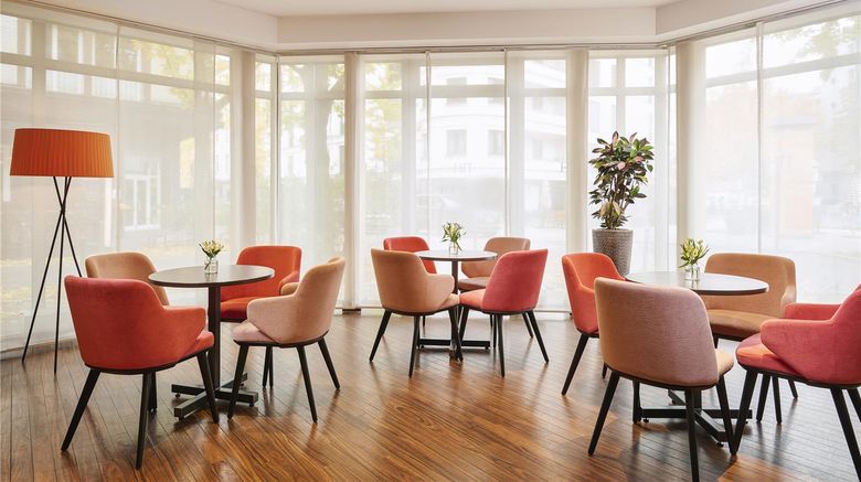<b>NH Duesseldorf Koenigsallee Lobby</b>. Images powered by <a href="https://iceportal.shijigroup.com/" title="IcePortal" target="_blank">IcePortal</a>.