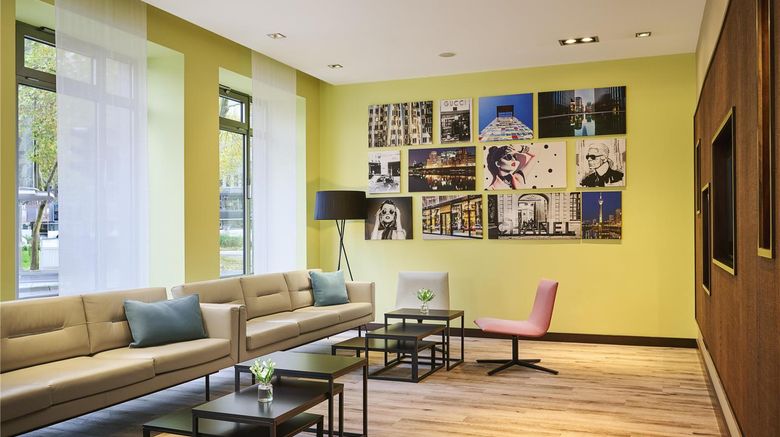 <b>NH Duesseldorf Koenigsallee Lobby</b>. Images powered by <a href="https://iceportal.shijigroup.com/" title="IcePortal" target="_blank">IcePortal</a>.