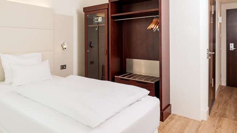 <b>NH Dusseldorf City Nord Room</b>. Images powered by <a href="https://iceportal.shijigroup.com/" title="IcePortal" target="_blank">IcePortal</a>.