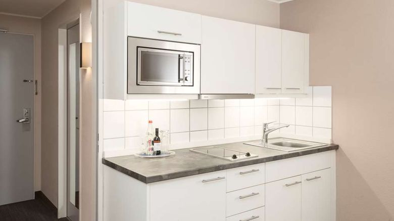 <b>NH Dusseldorf City Suite</b>. Images powered by <a href="https://iceportal.shijigroup.com/" title="IcePortal" target="_blank">IcePortal</a>.