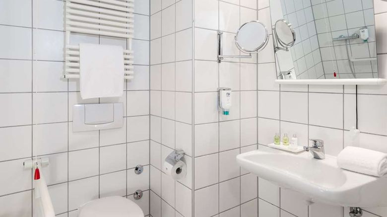 <b>NH Dusseldorf City Room</b>. Images powered by <a href="https://iceportal.shijigroup.com/" title="IcePortal" target="_blank">IcePortal</a>.