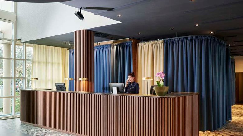 <b>NH Frankfurt Airport Lobby</b>. Images powered by <a href="https://iceportal.shijigroup.com/" title="IcePortal" target="_blank">IcePortal</a>.