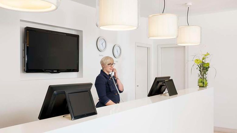 <b>NH Frankfurt Messe Lobby</b>. Images powered by <a href="https://iceportal.shijigroup.com/" title="IcePortal" target="_blank">IcePortal</a>.