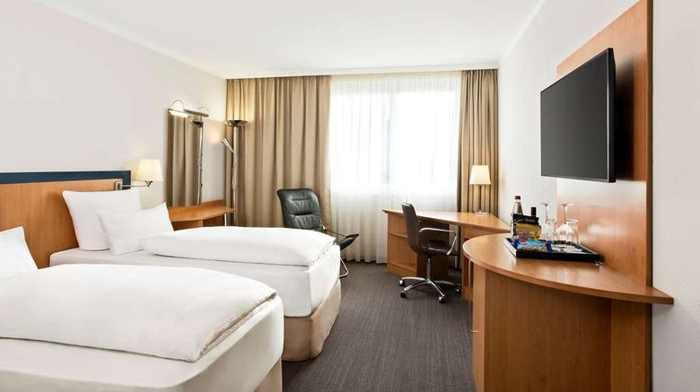 <b>NH Frankfurt Airport West Room</b>. Images powered by <a href="https://iceportal.shijigroup.com/" title="IcePortal" target="_blank">IcePortal</a>.