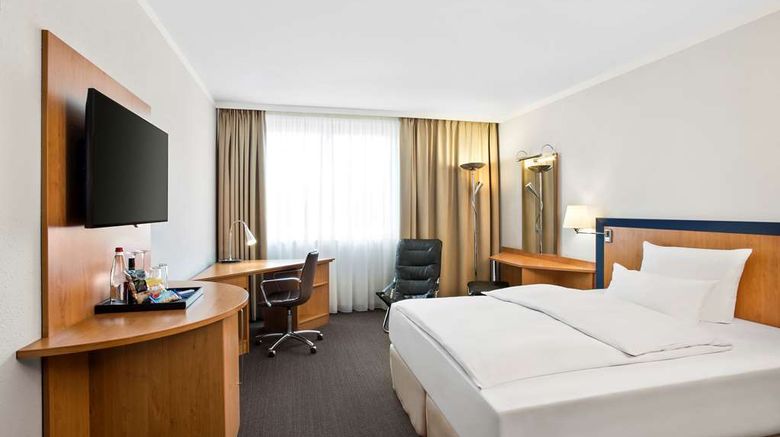<b>NH Frankfurt Airport West Room</b>. Images powered by <a href="https://iceportal.shijigroup.com/" title="IcePortal" target="_blank">IcePortal</a>.