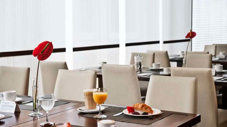 <b>NH Frankfurt Airport West Restaurant</b>. Images powered by <a href="https://iceportal.shijigroup.com/" title="IcePortal" target="_blank">IcePortal</a>.