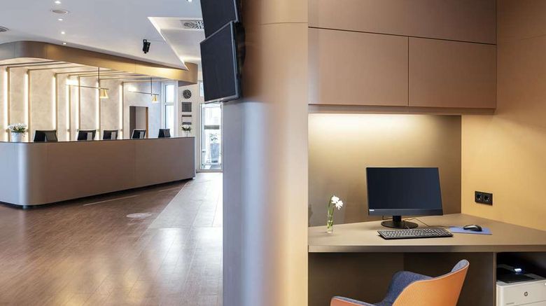 <b>NH Munchen Airport Lobby</b>. Images powered by <a href="https://iceportal.shijigroup.com/" title="IcePortal" target="_blank">IcePortal</a>.