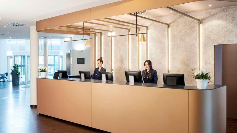 <b>NH Munchen Airport Lobby</b>. Images powered by <a href="https://iceportal.shijigroup.com/" title="IcePortal" target="_blank">IcePortal</a>.