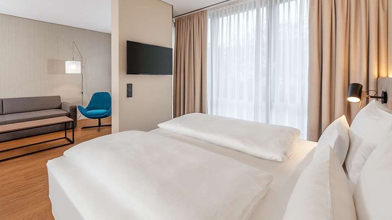 <b>NH Muenchen Unterhaching Suite</b>. Images powered by <a href="https://iceportal.shijigroup.com/" title="IcePortal" target="_blank">IcePortal</a>.