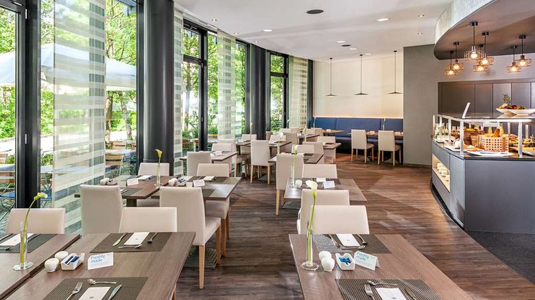 <b>NH Muenchen Unterhaching Restaurant</b>. Images powered by <a href="https://iceportal.shijigroup.com/" title="IcePortal" target="_blank">IcePortal</a>.