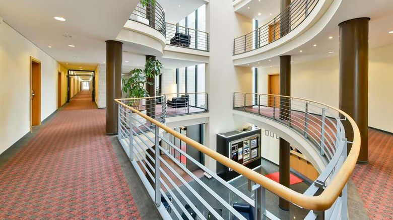 <b>NH Muenchen Unterhaching Lobby</b>. Images powered by <a href="https://iceportal.shijigroup.com/" title="IcePortal" target="_blank">IcePortal</a>.
