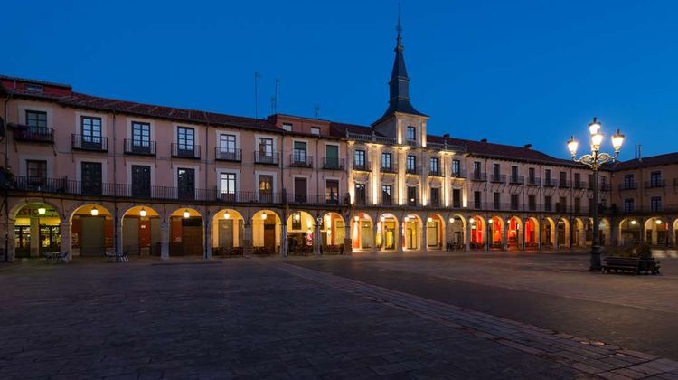 NH Collection Leon Plaza Mayor Exterior